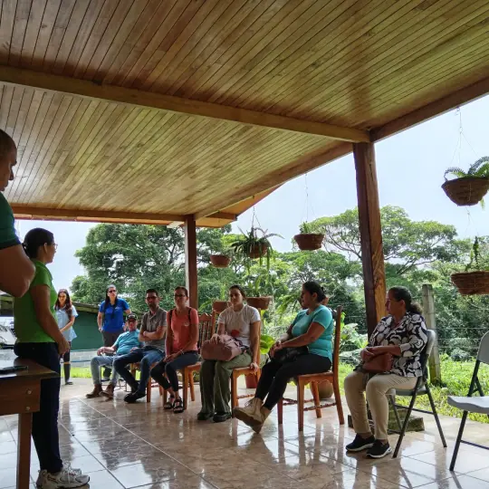 Charla con productores bajo el corredor de la granja