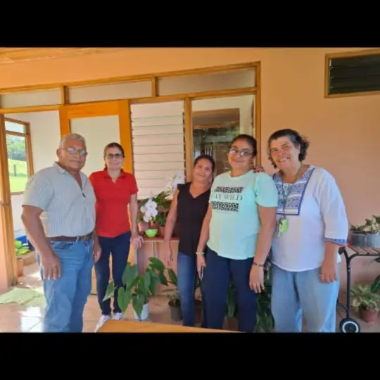 Grupo de productoras y productores posando en la granja