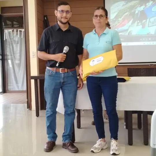 Representante de la granja recibiendo el galardón Bandera Azul Ecológica